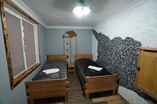 Гостевой дом Guest House Akhalsheni Местиа Двухместный номер с 2 отдельными кроватями и ванной комнатой-1