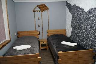 Гостевой дом Guest House Akhalsheni Местиа Двухместный номер с 2 отдельными кроватями и ванной комнатой-9